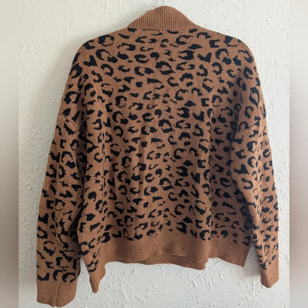Adora Leopard Pattern V-Neck Sweater - Picture 5 of 6